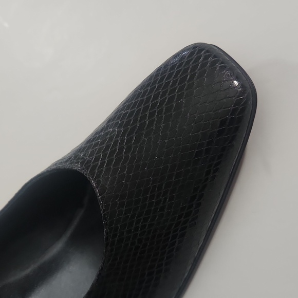 Stuart Weitzman - Black Leather Snake Print Pumps - Size 7.5 B - Picture 6 of 15